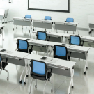 Salle de classe équipée de tables rectangulaires modulables