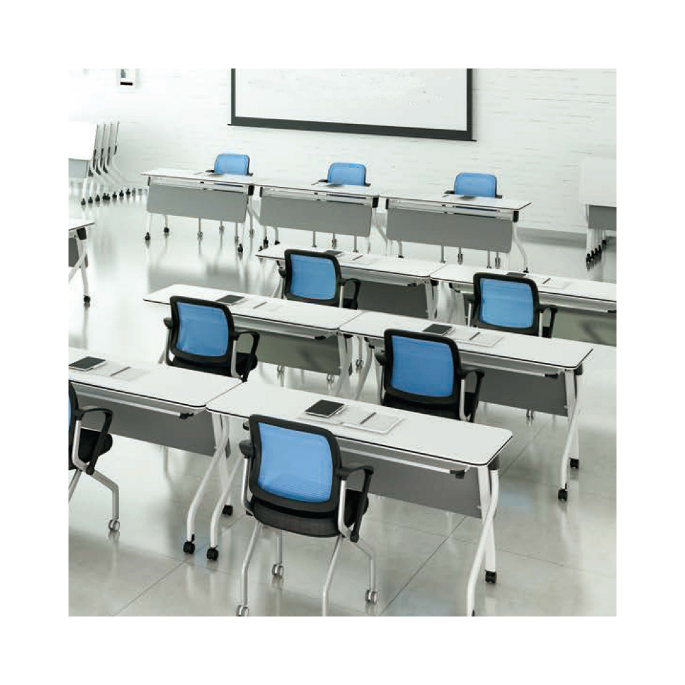 Salle de classe équipée de tables rectangulaires modulables